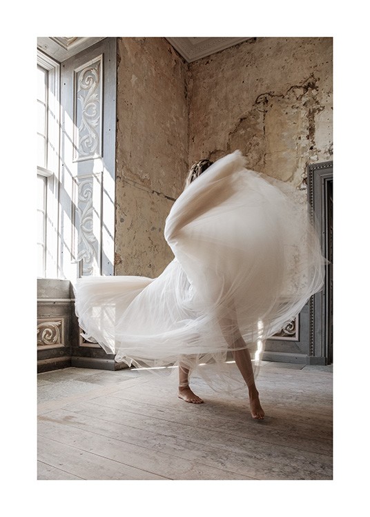  – Fotografía de una mujer con una falda de tul blanco bailando en una estancia barroca