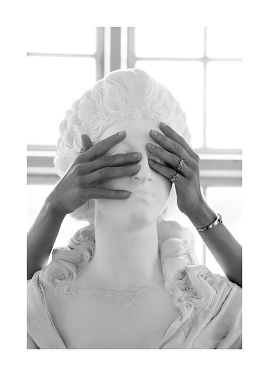  – Fotografía en blanco y negro de una mujer que le cubre los ojos a una estatura de mármol