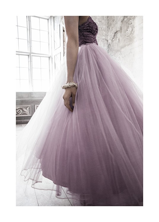  – Fotografía de una mujer con un vestido violeta con falda de tul y una pulsera dorada