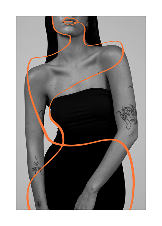  – Fotografía en blanco y negro de una mujer tatuada que lleva un vestido ajustado negro y unos trazos anaranjadas encima realizados en arte de línea