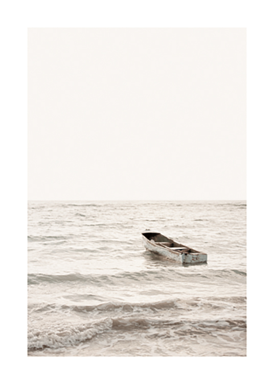  – Fotografía de un mar con un bote en las olas, cielo gris claro de fondo