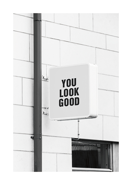  – Fotografía en blanco y negro del cartel de un edificio que dice “You look good”