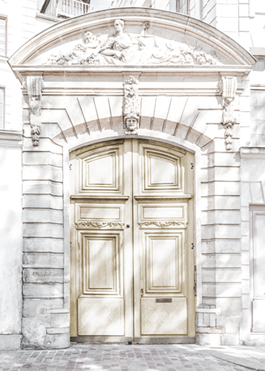  – Fotografía de una puerta color amarillo claro en la fachada esculpida de un edificio antiguo