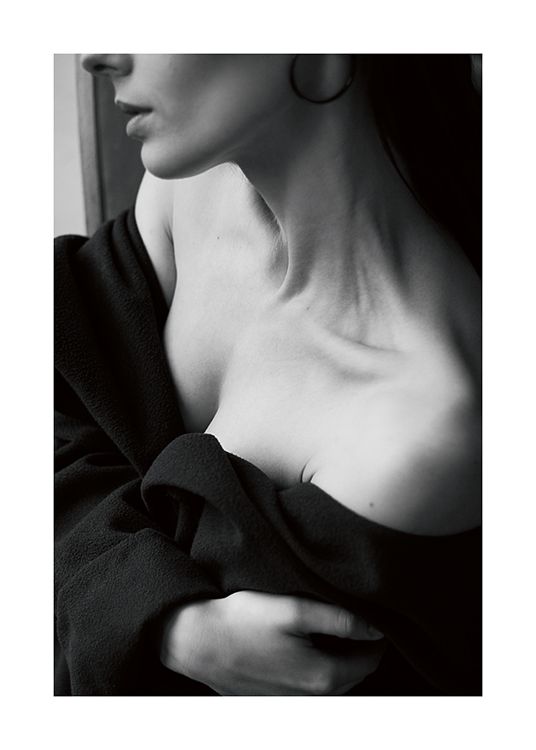  – Fotografía en blanco y negro de una mujer con el cuello y los hombros al descubierto.