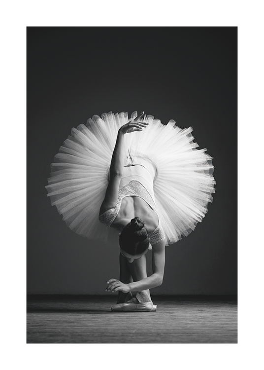  – Fotografía en blanco y negro de una bailarina con tutú y en posición de ballet.