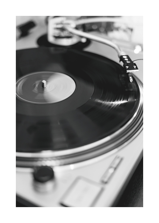  – Fotografía en blanco y negro de un disco de vinilo en un tocadiscos.