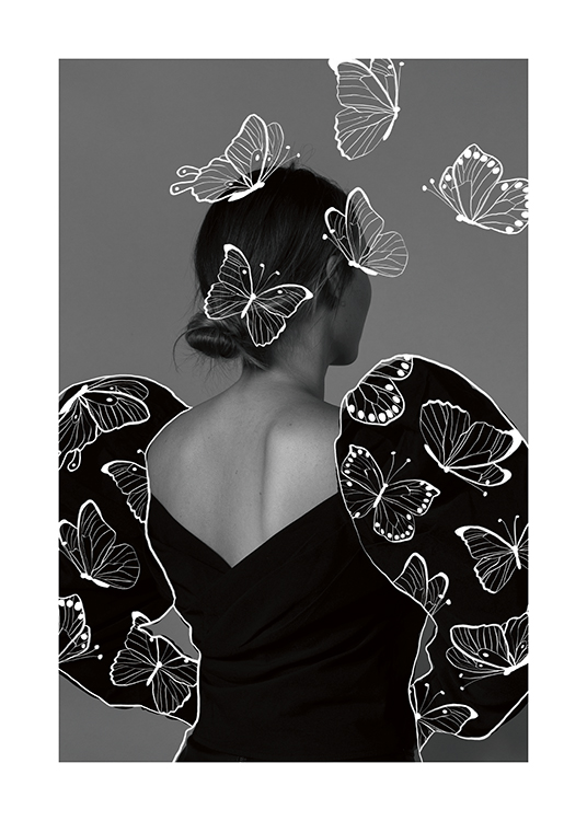  – Fotografía en blanco y negro de una mujer de espalda con mariposas blancas dibujadas por encima de los brazos y la cabeza.
