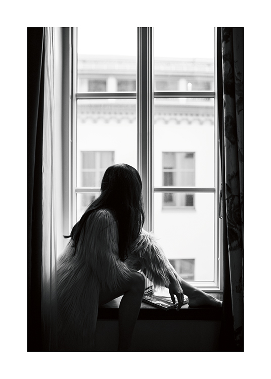  – Fotografía en blanco y negro con una mujer sentada en la ventana que lleva un abrigo de piel sintética