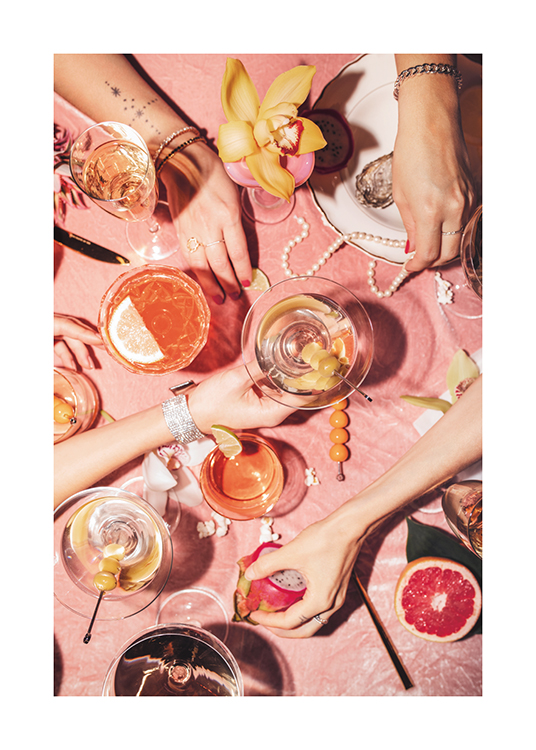  – Fotografía en tonos de pastel con una mesa de cócteles, flores, frutas y perlas.