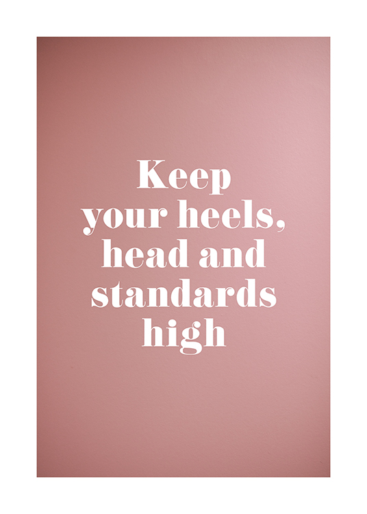  – Cita con fondo rosa que dice: «Keep your heels, head and standards high»