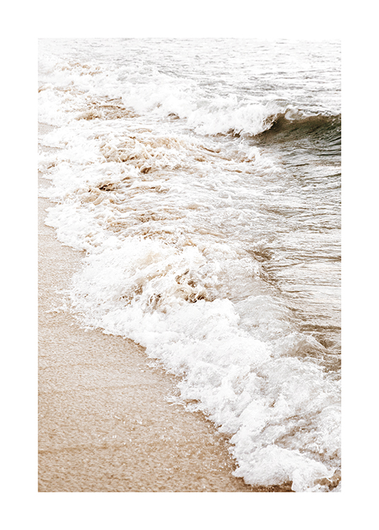  – Fotografía de una playa con olas acariciando la costa