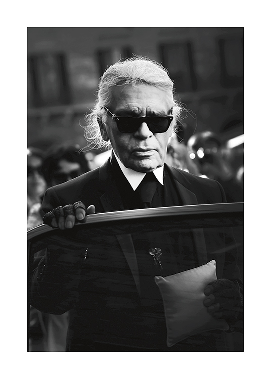  – Fotografía en blanco y negro del diseñador de moda Karl Lagerfeld
