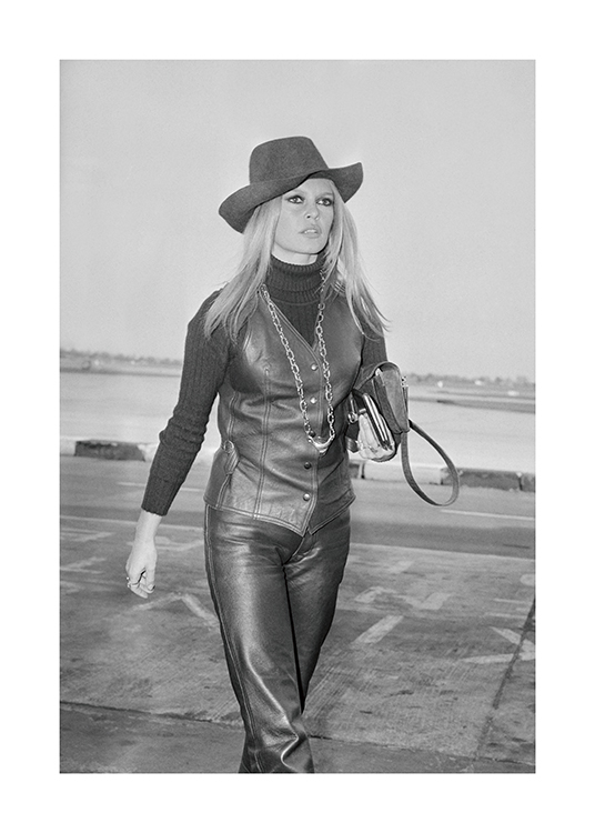  – Fotografía en blanco y negro de la actriz Brigitte Bardot vestida con ropa de cuero y un sombrero