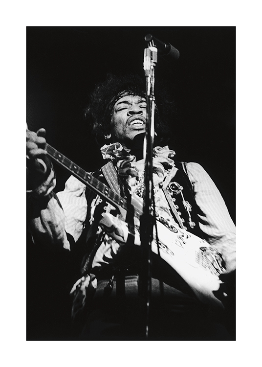  – Fotografía en blanco y negro del músico Jimi Hendrix tocando la guitarra