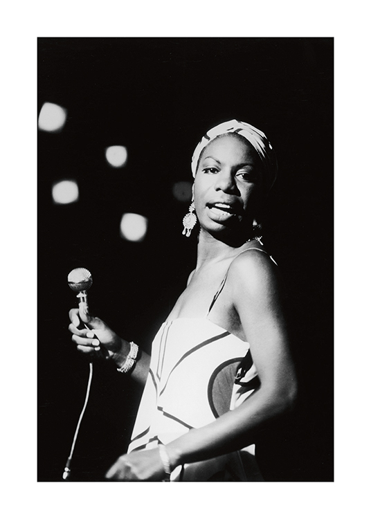  – Fotografía en blanco y negro de la cantante Nina Simone con un micrófono en la mano