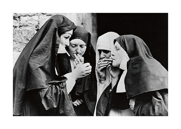  – Fotografía en blanco y negro de un grupo de monjas fumando