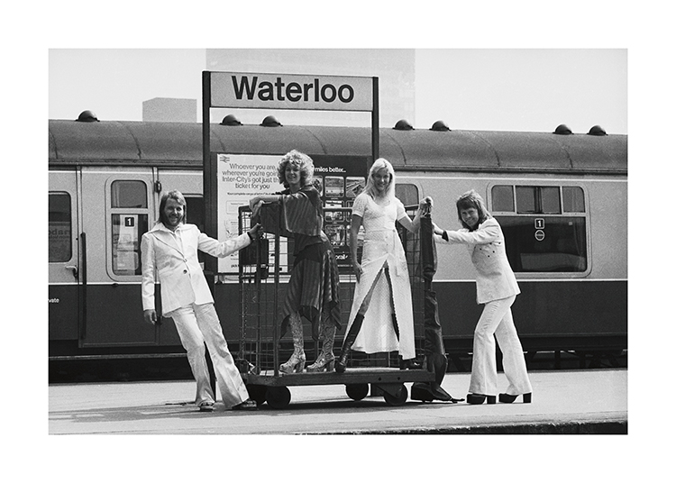 – Fotografía en blanco y negro del grupo musical ABBA en la estación de tren de Waterloo