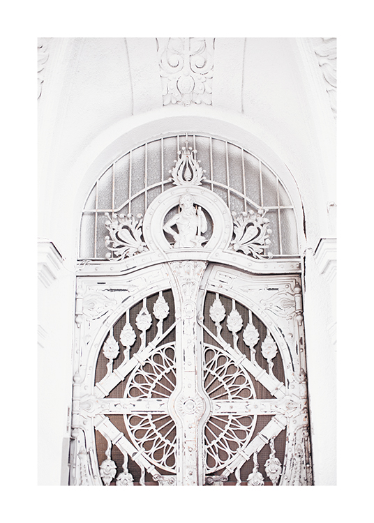  – Fotografía de una puerta blanca de hierro forjado