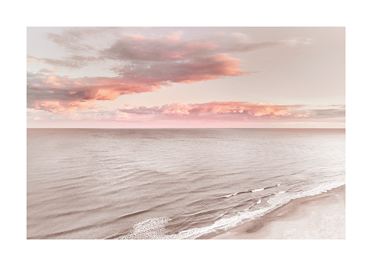  – Fotografía de nubes rosas y anaranjadas en el cielo y un mar calmo detrás