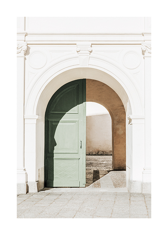  – Fotografía de una puerta verde con arco en un edificio blanco con revestimiento decorativo