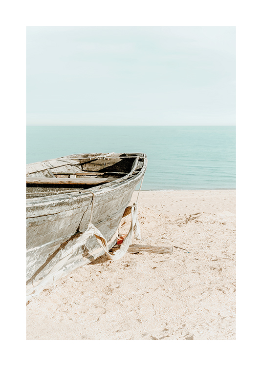  – Fotografía de un bote viejo en la arena de una playa, y cielo y mar de fondo