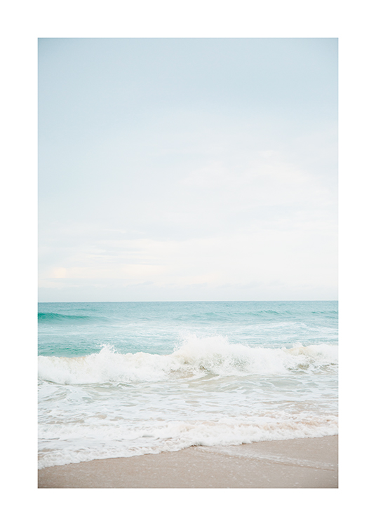  – Fotografía de espuma de mar y un mar turquesa con cielo azul claro de fondo