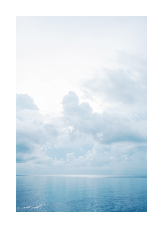  – Fotografía de un mar azul con agua calma y cielo nublado