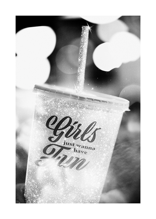  – Fotografía en blanco y negro de un vaso de plástico con texto en letras negras y un trago con pitillo
