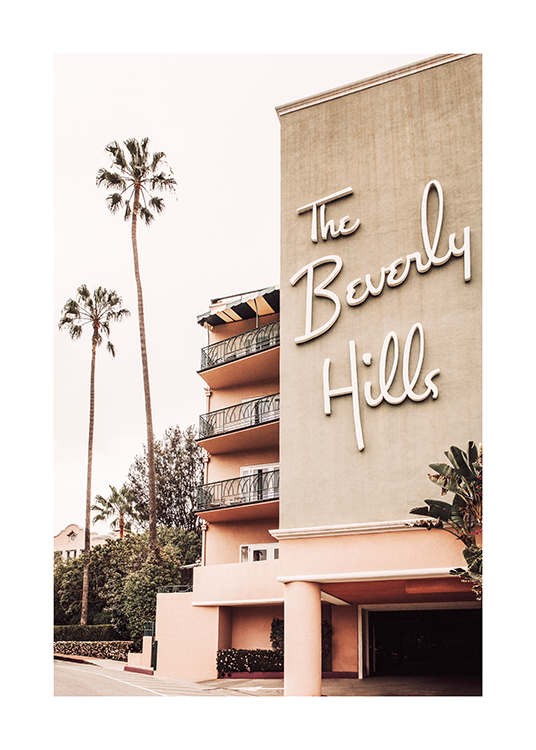  – Fotografía del edificio de un hotel con un cartel que dice «The Beverly Hills» y palmeras de fondo