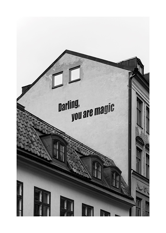  – Fotografía en blanco y negro de un edificio con una frase escrita en una de las paredes