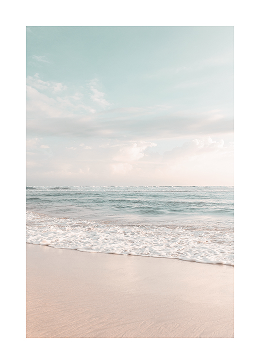  – Fotografía de un mar celeste con la playa en primer plano y un cielo azul claro de fondo