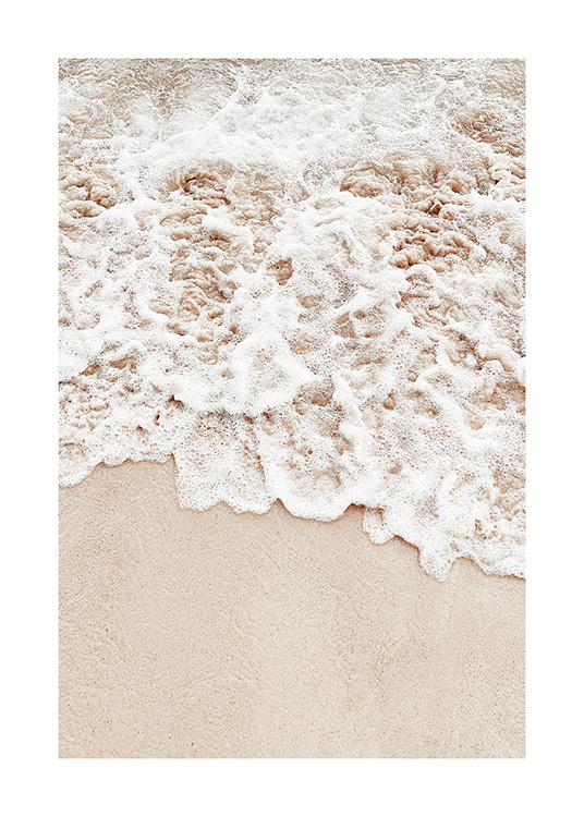  – Fotografía de olas bañando una playa de arena beis