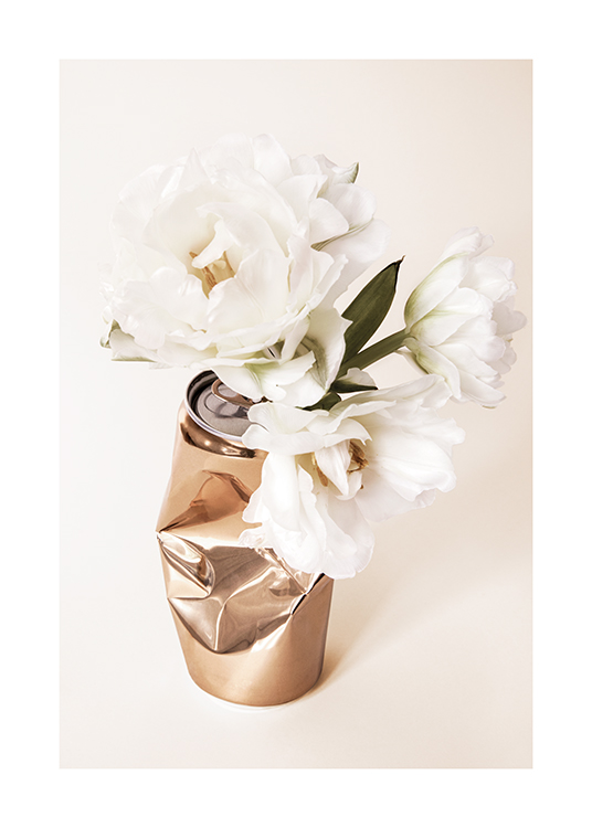  – Fotografía de unas flores blancas en una lata dorada