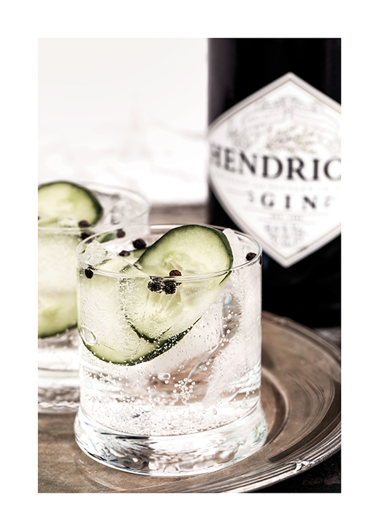  – Fotografía de un trago de gin-tonic con una rodaja de pepino