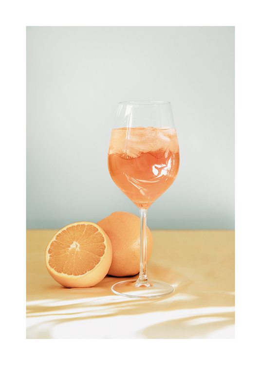  – Fotografía de un vaso de vino con Aperol Spritz y una naranja al lado