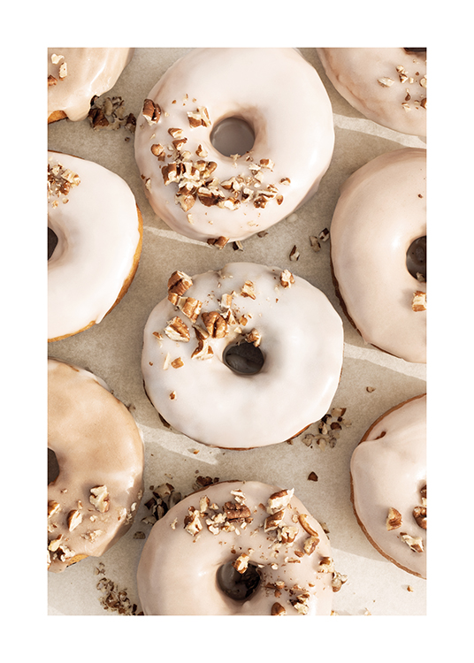  – Fotografía de unas rosquillas con glaseado beis y blanco y cobertura de nueces