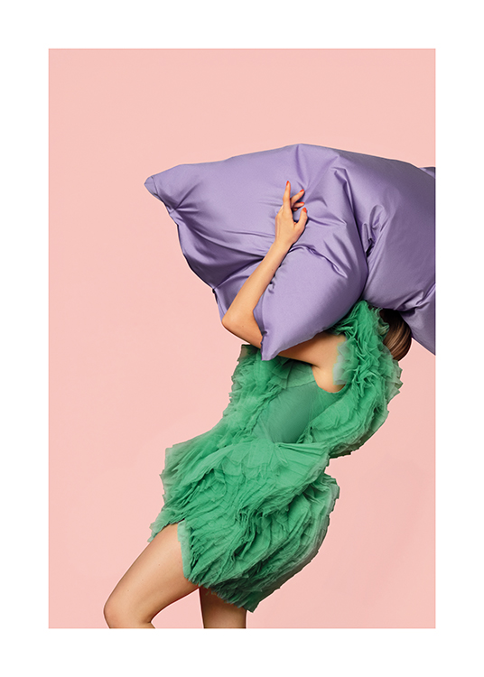  – Imagen de una mujer con un vestido de tul verde y un cojín grande cubriéndole la cabeza