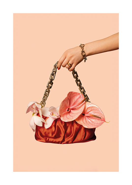  – Mujer sosteniendo un bolso adornado con flores naturales