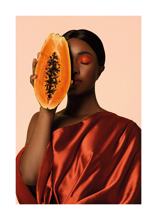  – Mujer con vestido de satén y la mirad de una papaya sobre el rostro