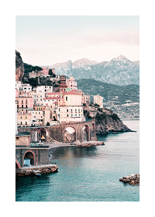  – Fotografía de la ciudad de Amalfi con edificios y casas frente al mar y montañas de fondo