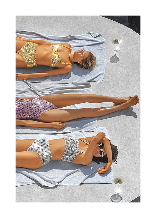  – Fotografía de un grupo de mujeres con trajes de baño de lentejuelas brillantes tomando sol en un toalla