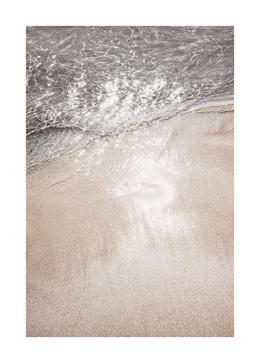  – Fotografía de las olas del mar brillando bajo el sol en la playa