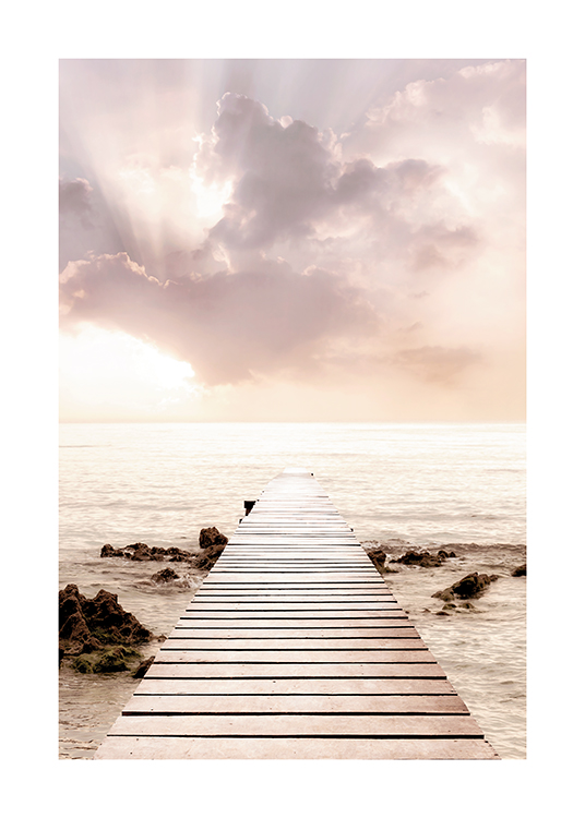  – Fotografía de un paisaje con cielo lila y rosa pastel, el mar de fondo y un muelle en primer plano