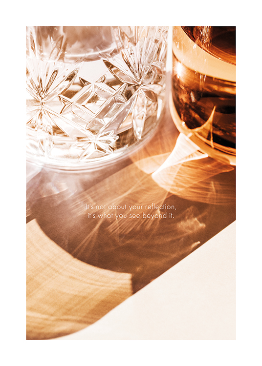  – Fotografía de un vaso marrón y otro transparente que reflejan la luz y una frase en el centro de la imagen