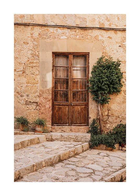  – Puerta rústica de madera en un pueblo de Mallorca