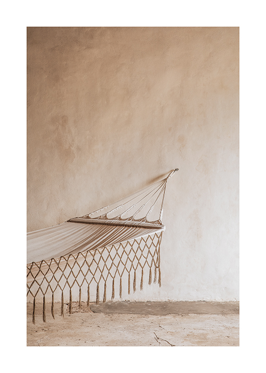  – Fotografía de una hamaca colgada de una pared de estilo rústico