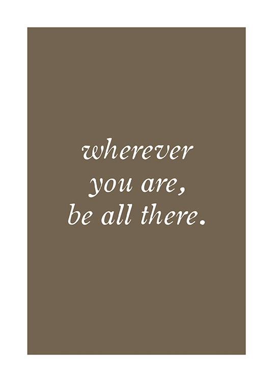  – Póster marrón grisáceo con una frase en letras blancas: «Wherever you are, be all there».