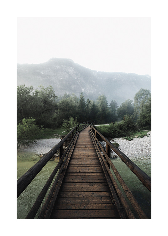  – Fotografía de un paisaje con agua y pasto debajo de un puente de madera