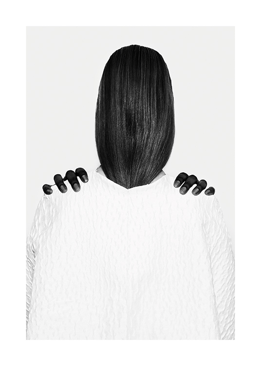  – Fotografía en blanco y negro de una mujer con dos manos oscuras sobre los hombros