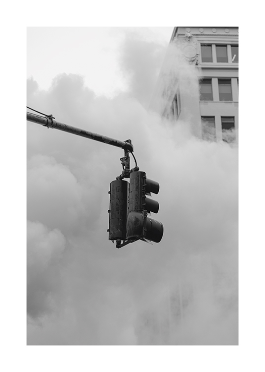  – Fotografía en blanco y negro de un semáforo delante de un edificio y mucha niebla